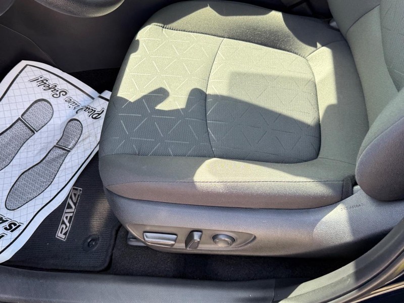 Toyota RAV4 Vehicle Image 16