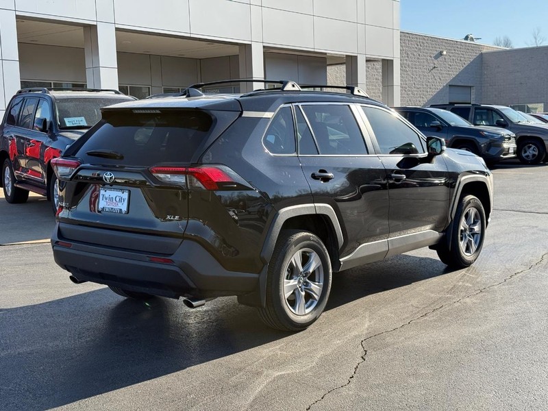 Toyota RAV4 Vehicle Image 3