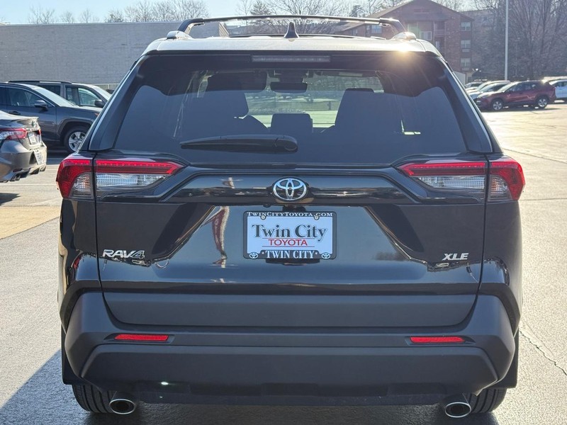 Toyota RAV4 Vehicle Image 5