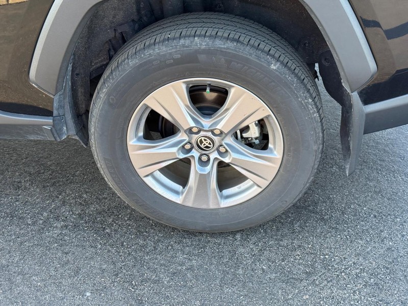 Toyota RAV4 Vehicle Image 8
