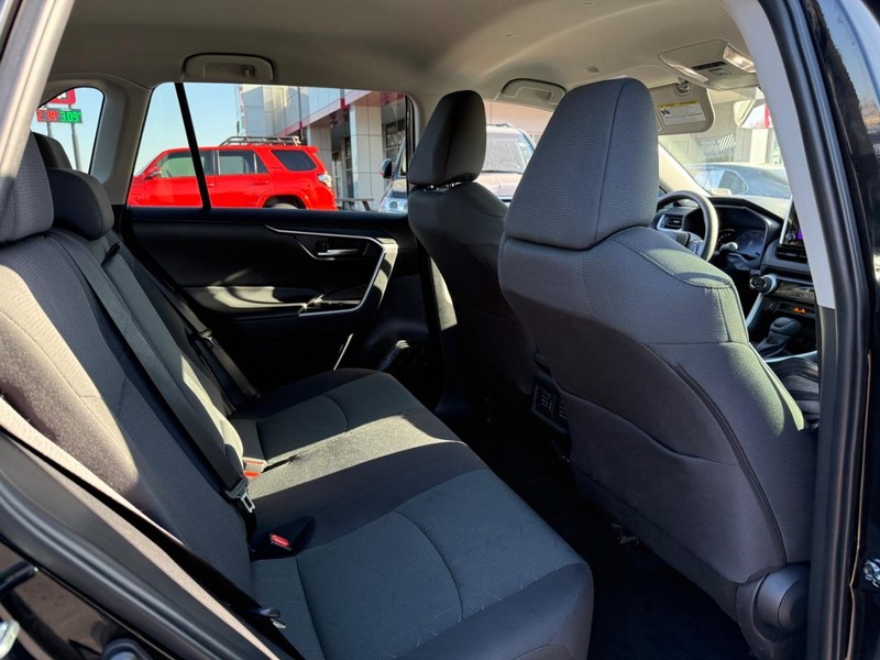 Toyota RAV4 Vehicle Image 11