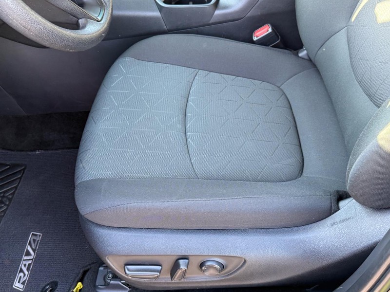 Toyota RAV4 Vehicle Image 17