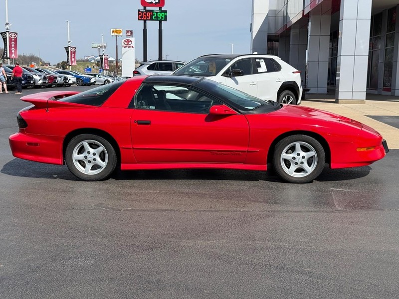Pontiac Firebird Vehicle Image 2