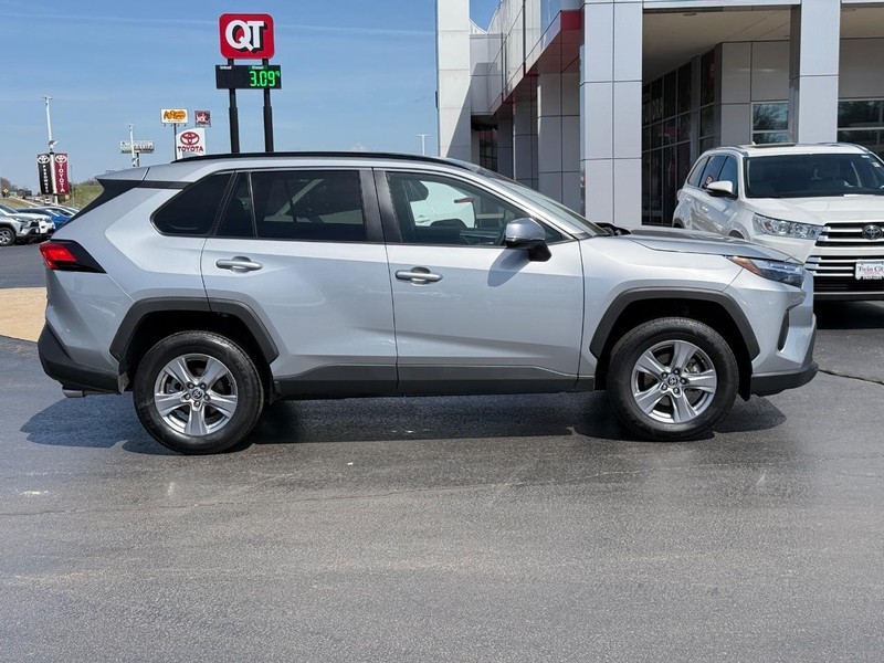 Toyota RAV4 Vehicle Image 2
