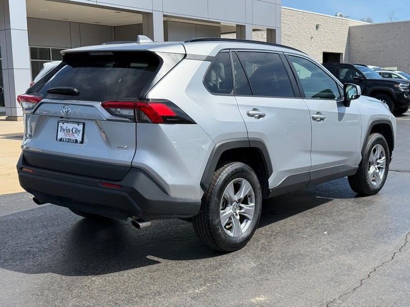 Toyota RAV4 Vehicle Image 3
