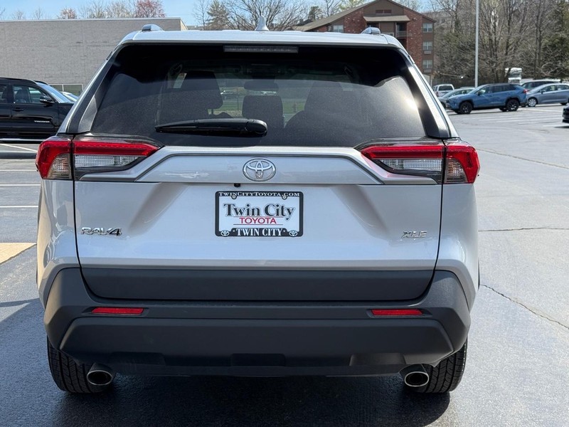 Toyota RAV4 Vehicle Image 5