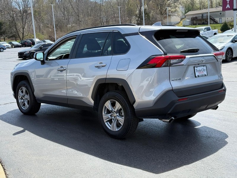 Toyota RAV4 Vehicle Image 6