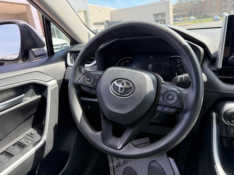 Toyota RAV4 Vehicle Image 12