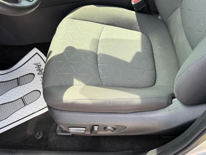 Toyota RAV4 Vehicle Image 16