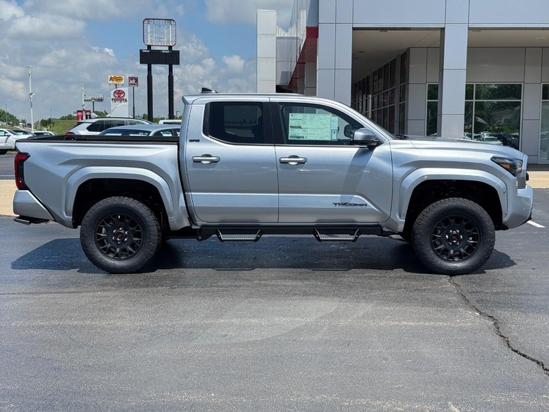 Toyota Tacoma 4WD Vehicle Image 2