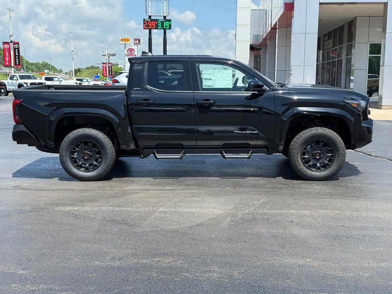 Toyota Tacoma 4WD Vehicle Image 2