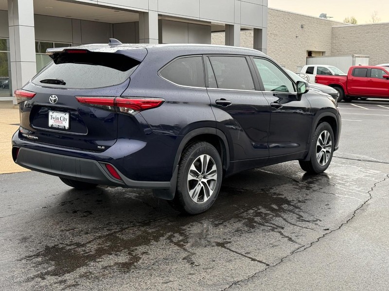 Toyota Highlander Vehicle Image 3