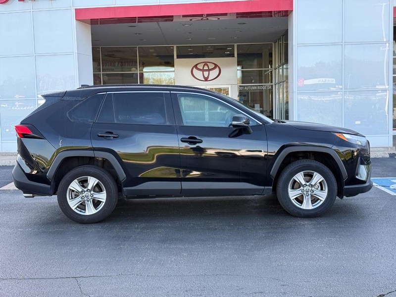 Toyota RAV4 Vehicle Image 2