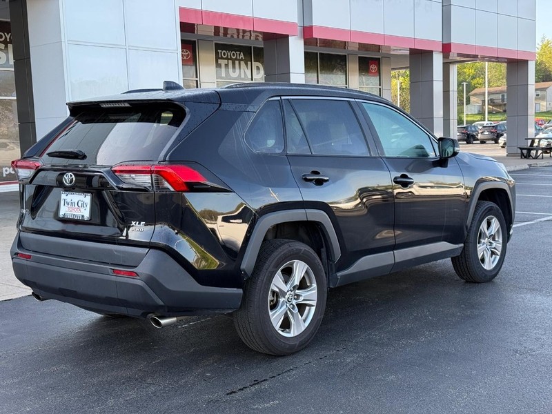 Toyota RAV4 Vehicle Image 3