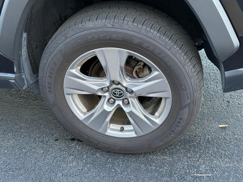 Toyota RAV4 Vehicle Image 8