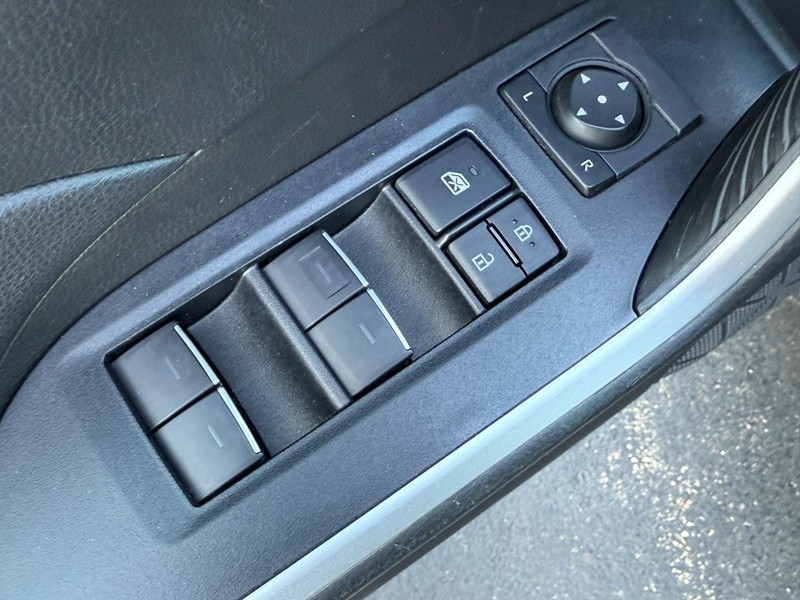 Toyota RAV4 Vehicle Image 16