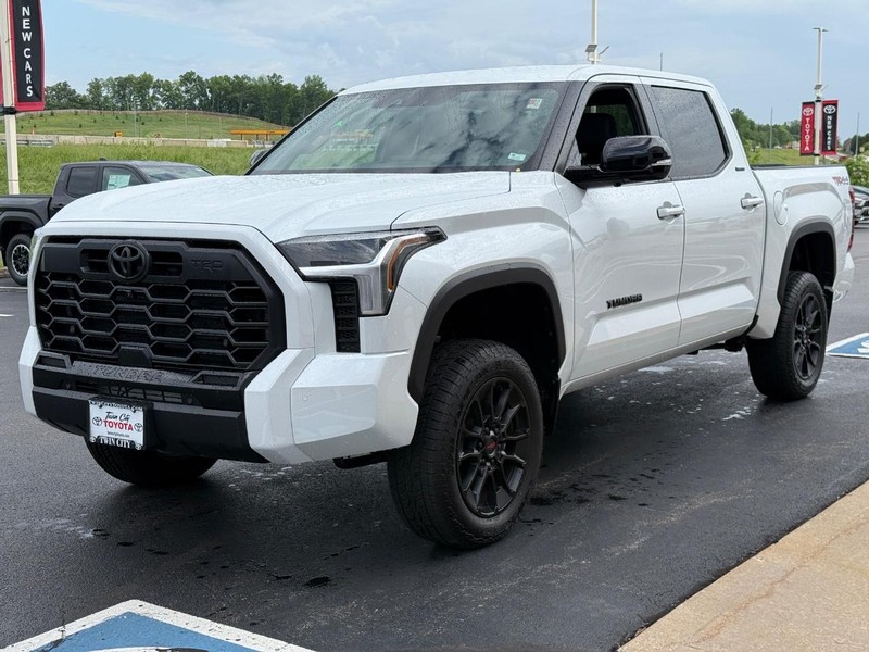 Toyota Tundra 4WD Vehicle Image 10
