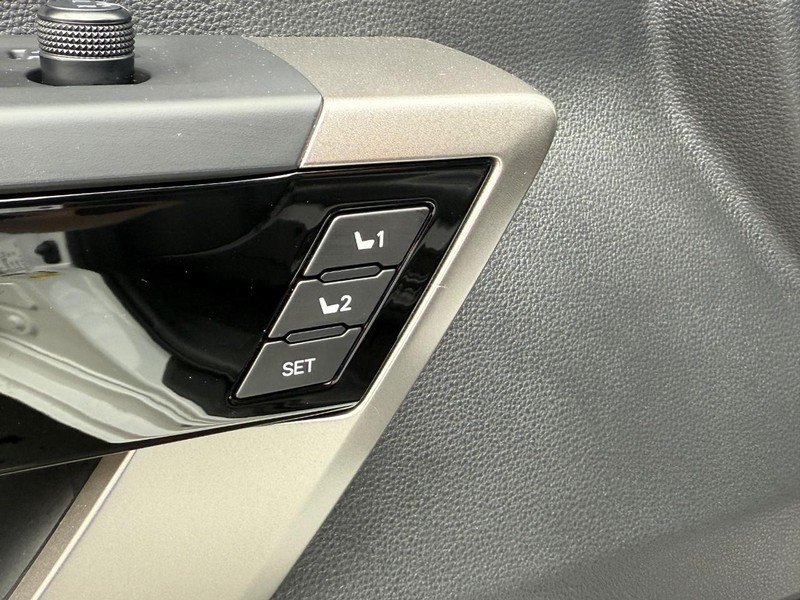 Toyota Tundra 4WD Vehicle Image 18