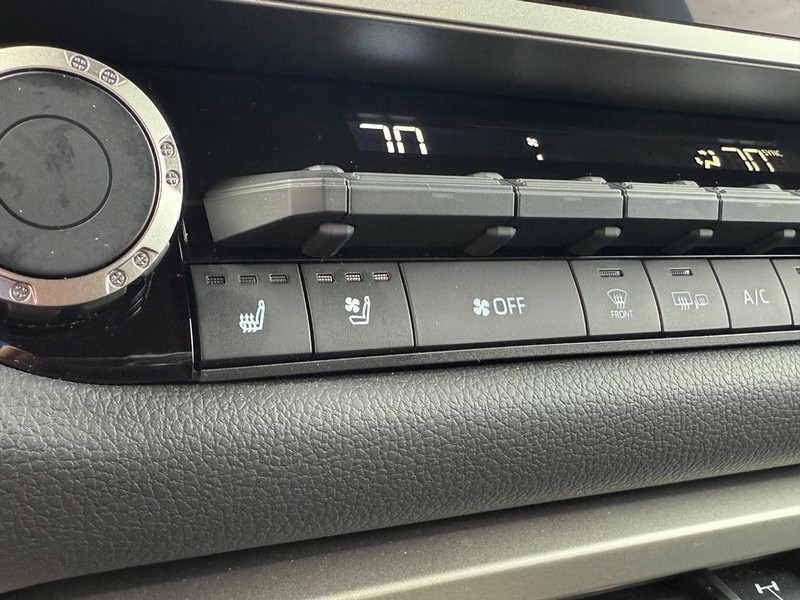Toyota Tundra 4WD Vehicle Image 25