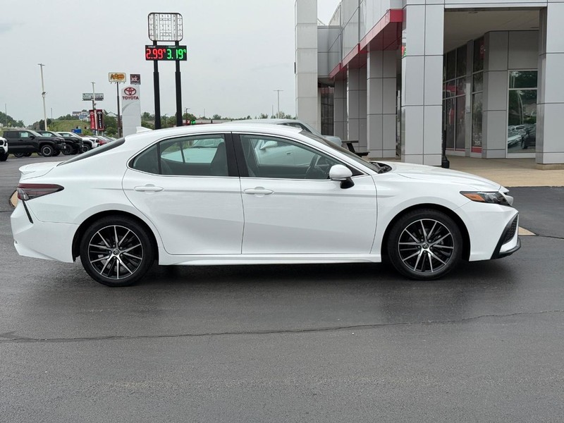 Toyota Camry Vehicle Image 2