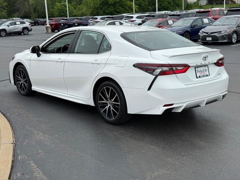 Toyota Camry Vehicle Image 6
