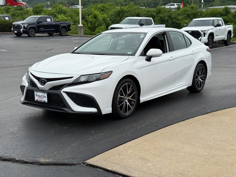 Toyota Camry Vehicle Image 8