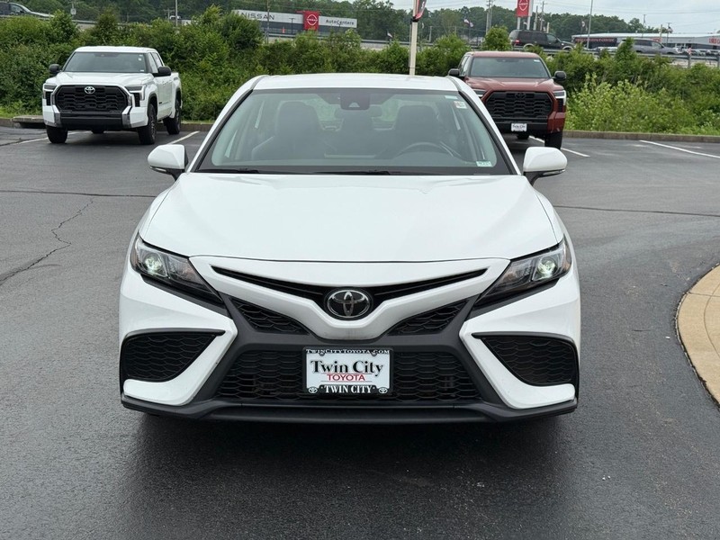 Toyota Camry Vehicle Image 9