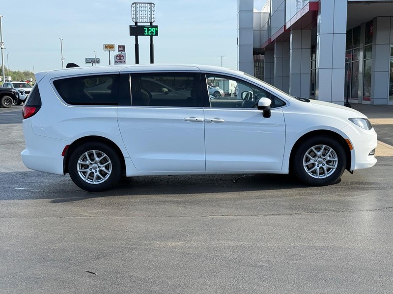 Chrysler Voyager Vehicle Image 2