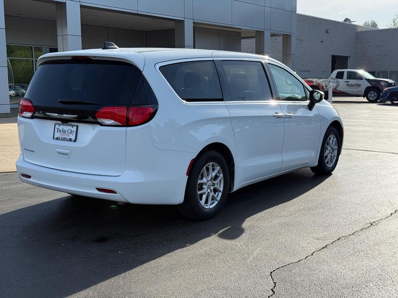 Chrysler Voyager Vehicle Image 3