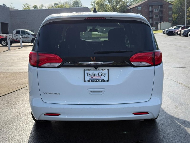 Chrysler Voyager Vehicle Image 5
