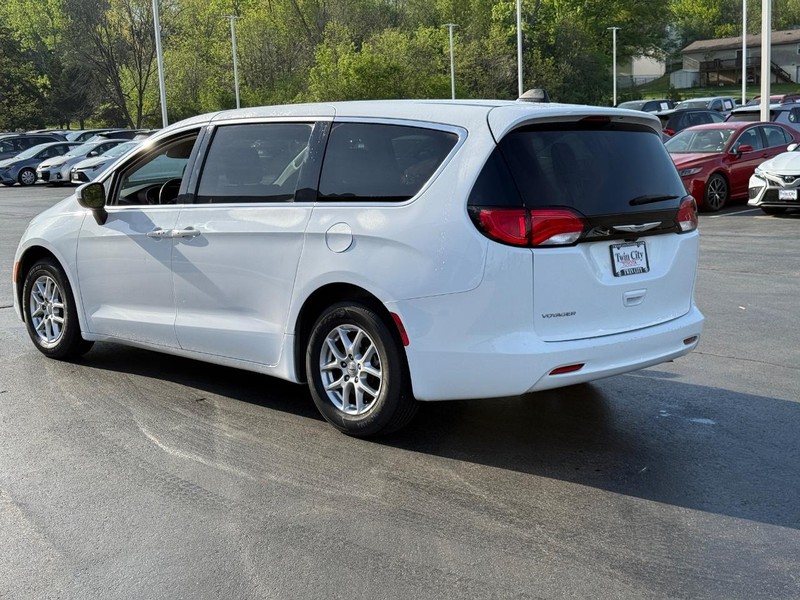 Chrysler Voyager Vehicle Image 6