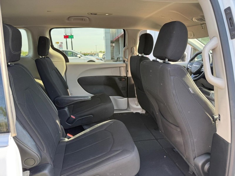 Chrysler Voyager Vehicle Image 11