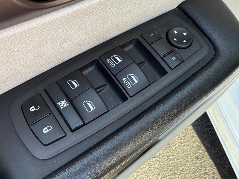 Chrysler Voyager Vehicle Image 16