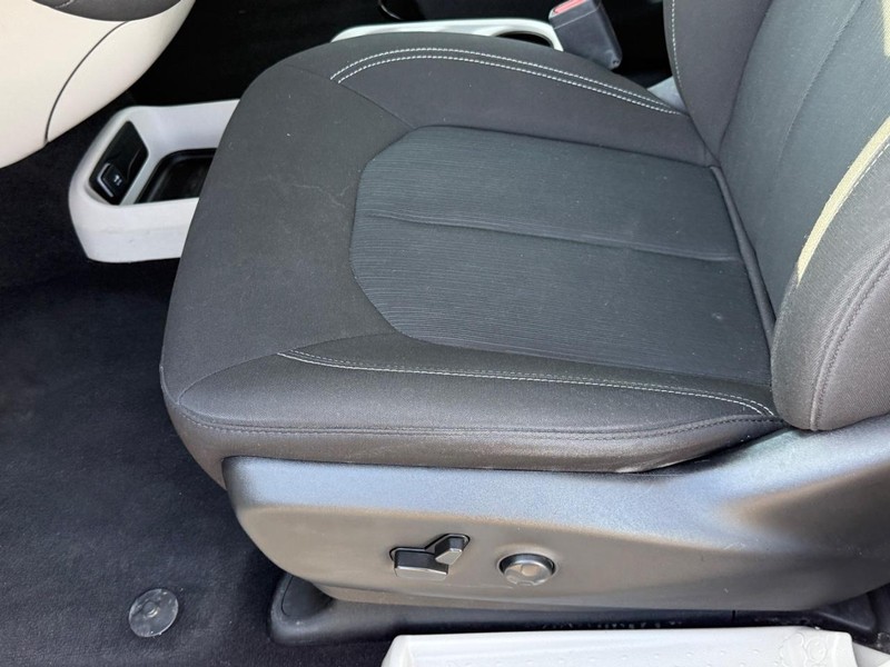 Chrysler Voyager Vehicle Image 17
