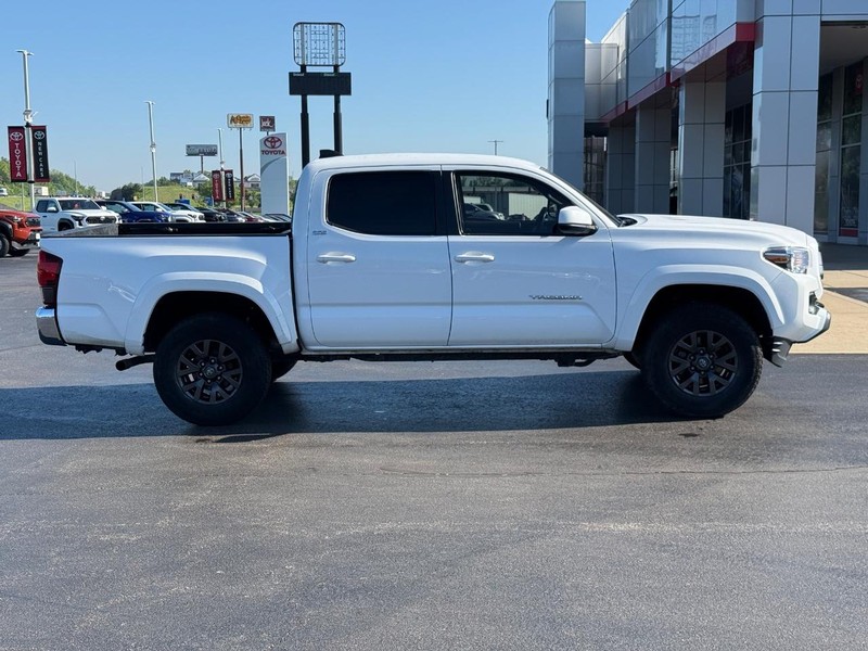 Toyota Tacoma 4WD Vehicle Image 2