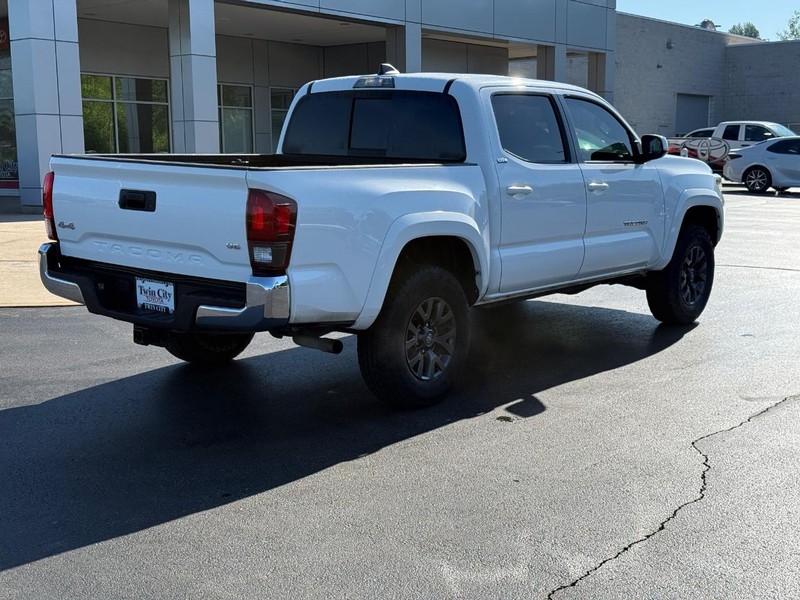 Toyota Tacoma 4WD Vehicle Image 3