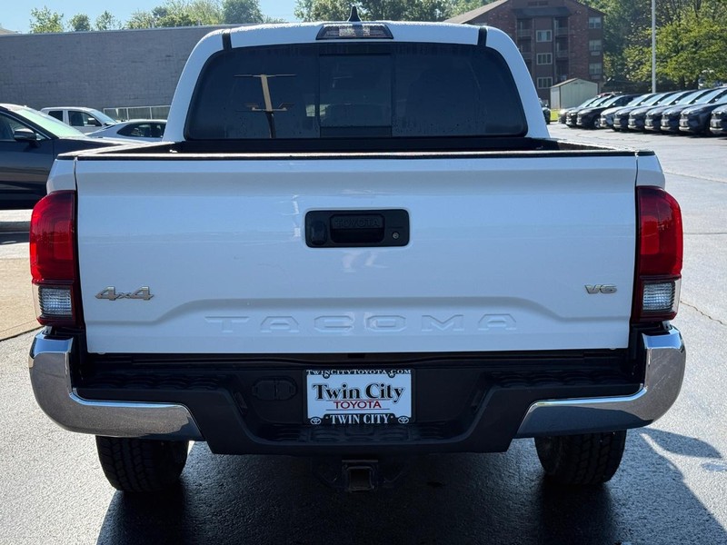 Toyota Tacoma 4WD Vehicle Image 4