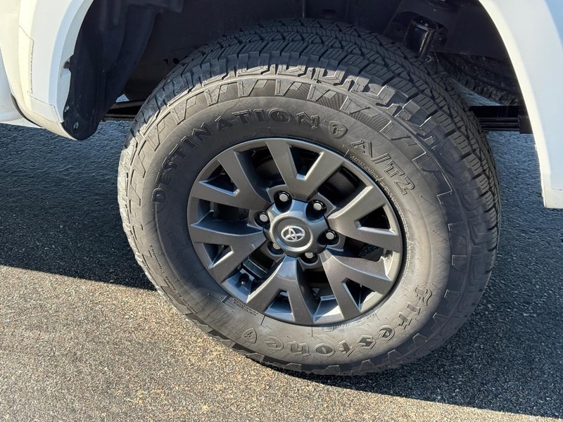 Toyota Tacoma 4WD Vehicle Image 7