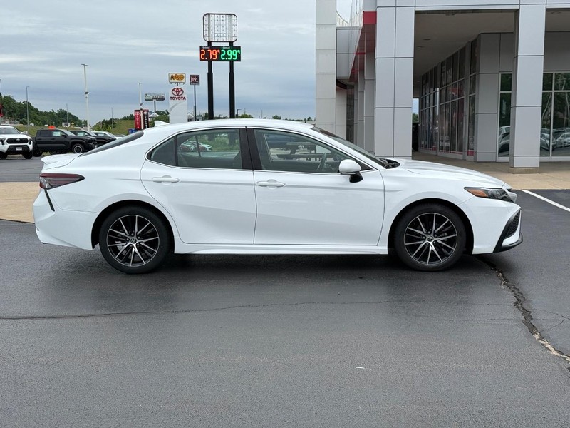 Toyota Camry Vehicle Image 2