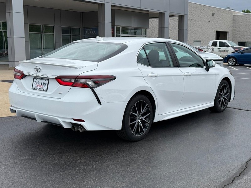 Toyota Camry Vehicle Image 3