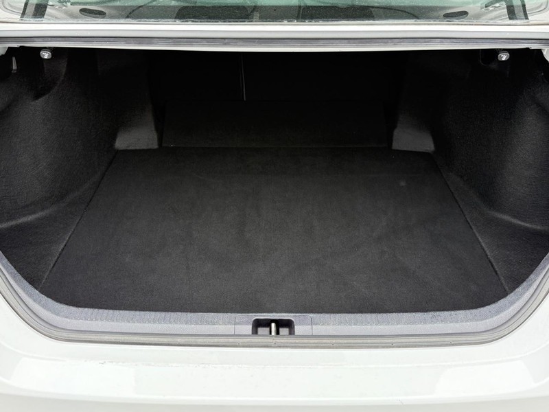 Toyota Camry Vehicle Image 4