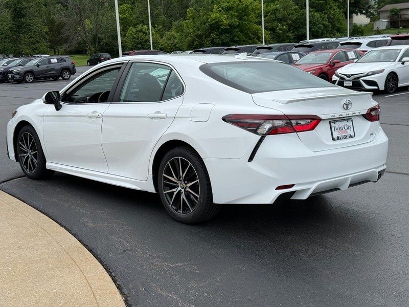 Toyota Camry Vehicle Image 7