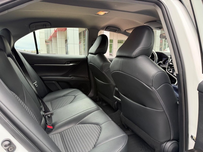 Toyota Camry Vehicle Image 11