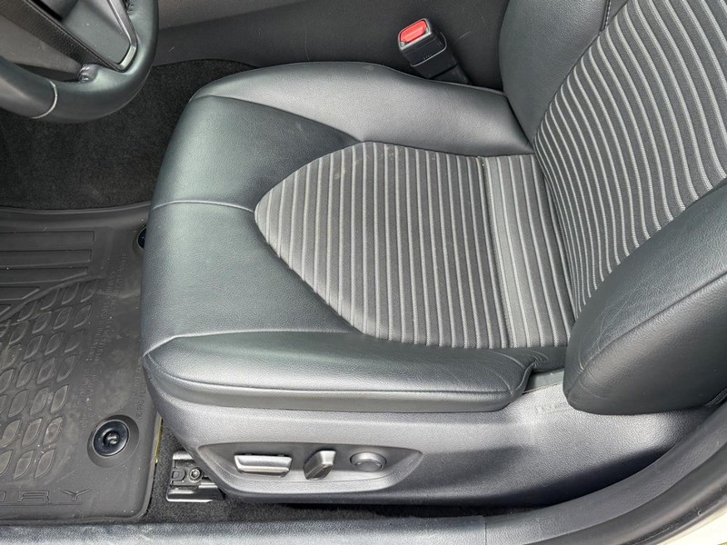 Toyota Camry Vehicle Image 16