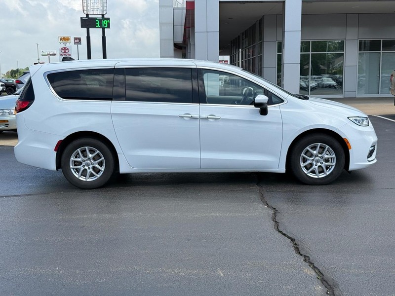 Chrysler Pacifica Vehicle Image 2