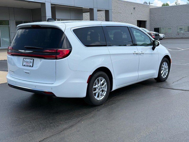 Chrysler Pacifica Vehicle Image 3