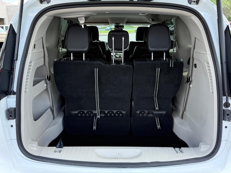 Chrysler Pacifica Vehicle Image 4