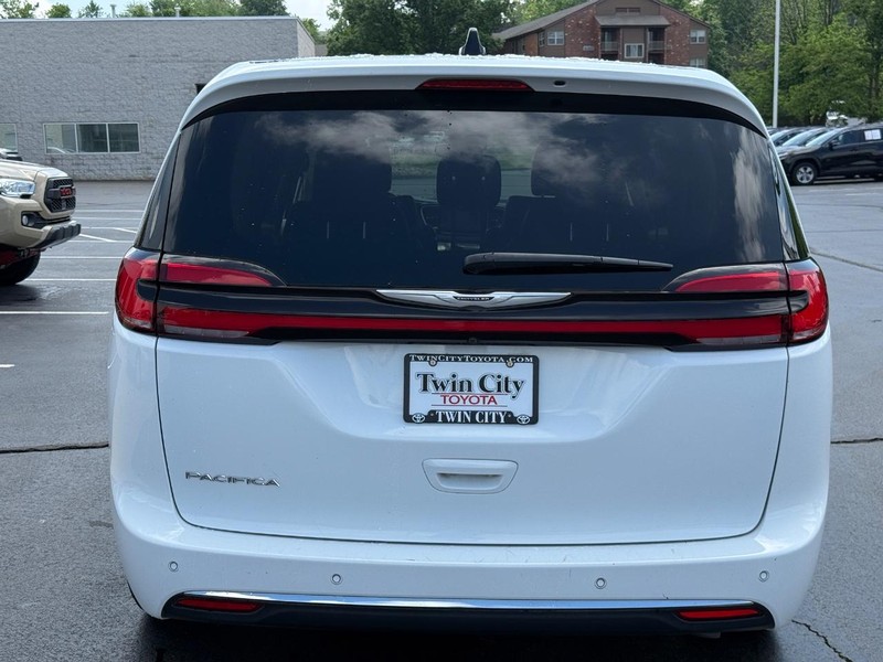 Chrysler Pacifica Vehicle Image 5