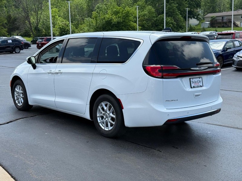 Chrysler Pacifica Vehicle Image 6