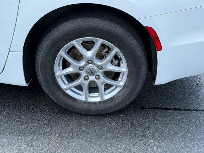 Chrysler Pacifica Vehicle Image 7